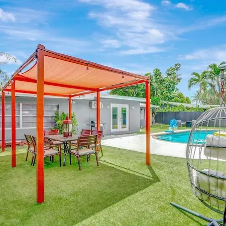 3Br 2Ba Home With Pool Near Nightlife And Beach!